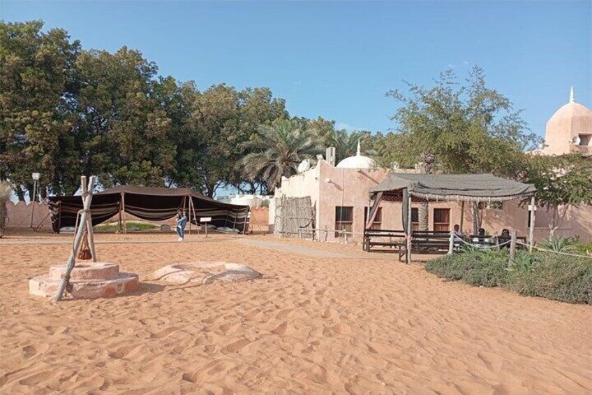 Emirates Heritage Village in Abu Dhabi offers tourists a glimpse into the UAE’s rich cultural past, showcasing traditional crafts, Bedouin life, and historic architecture.