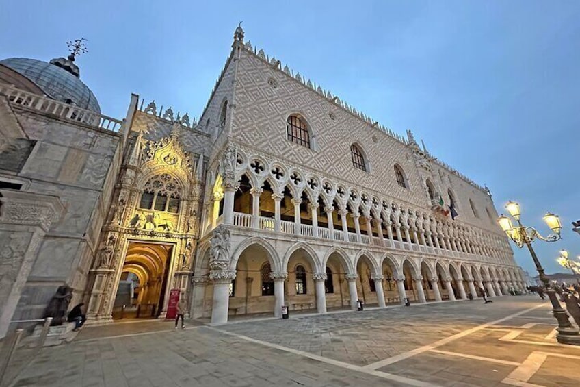 Guided Walking Tour in Venice by Night Crowd