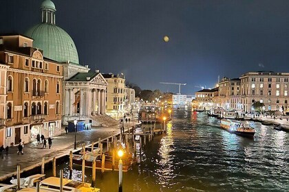 Guided Walking Tour in Venice by Night Crowd
