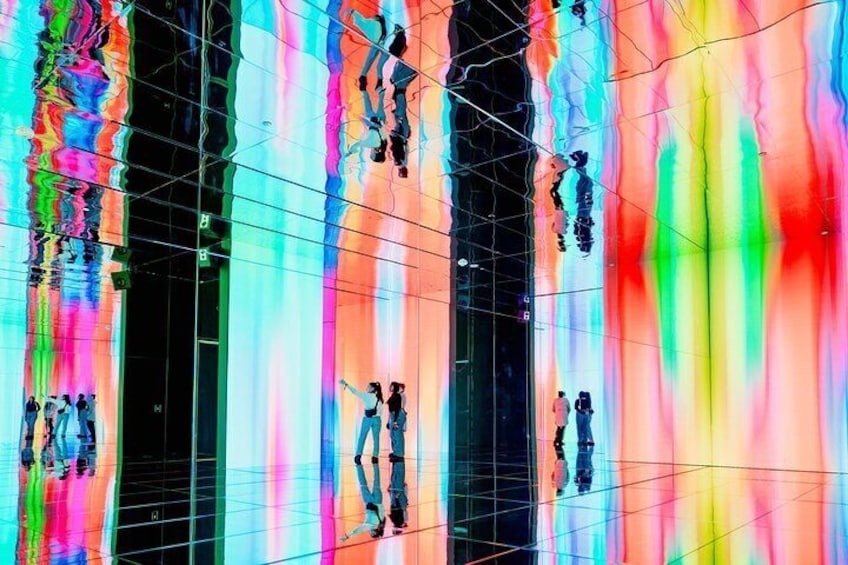 One of the world's largest infinity rooms.