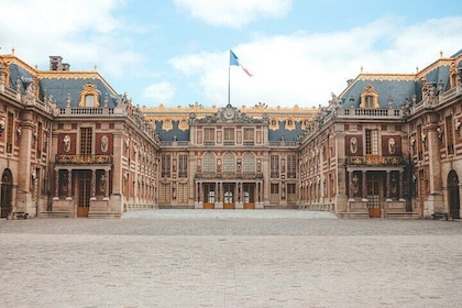Versailles Palace and Marie Antoinette's Estate with Expert Guide