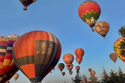 Balloon Show with Transportation and Breakfast in Cave