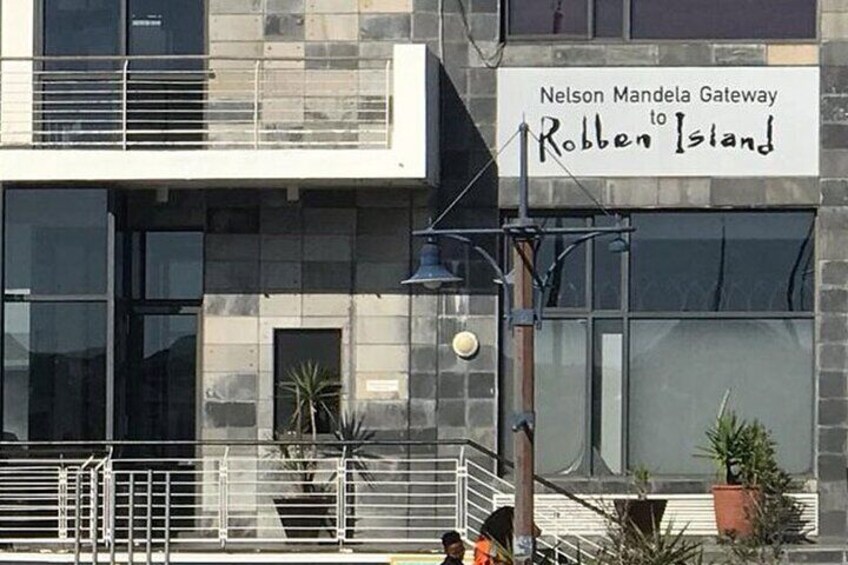 Private Helicopter Tour to Robben Island with Guided Tour