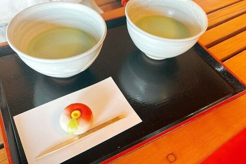 Tsukiji Food Strolling and Hama Rikyu Garden Walking Tour
