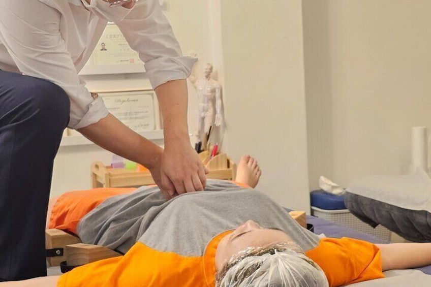 Traditional Korean meridian-based abdominal therapy that awakens energy flow and stimulates organ function to improve digestion and bowel movements during travel.