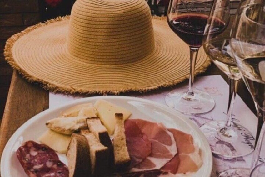 Wine tasting with accompanying dishes