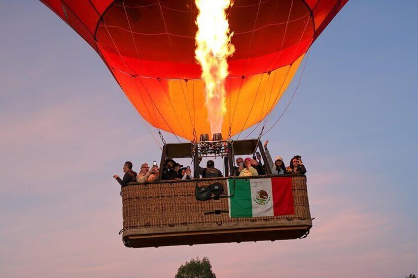 Balloon over the City of the Gods in Teotihuacan