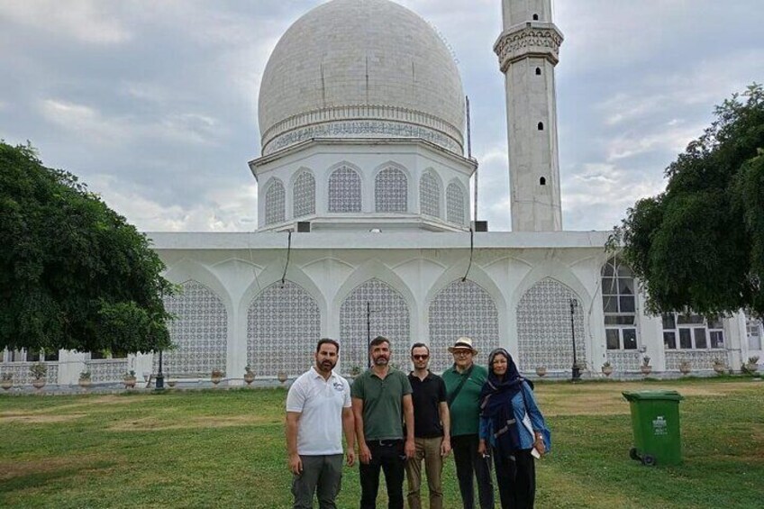 One day Dal Lake Kashmir experience in Private Car and Guide