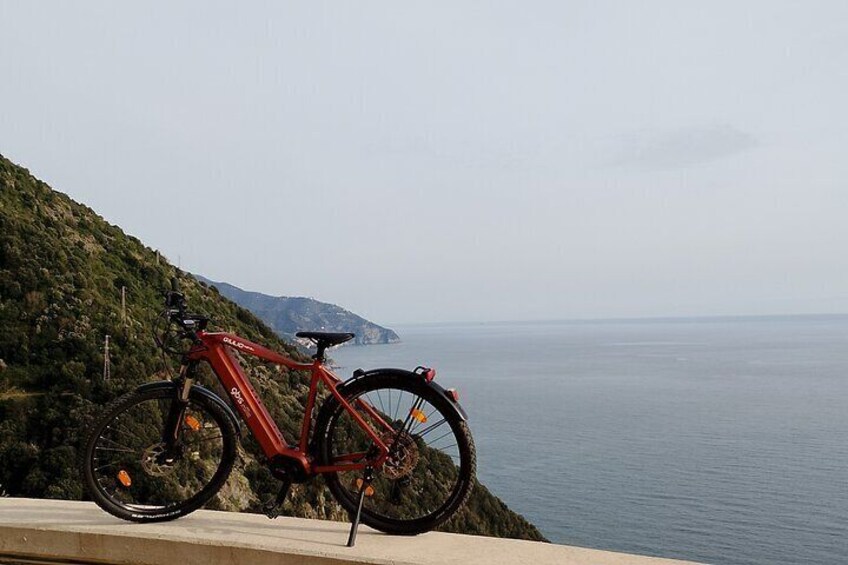 E-Bike Tour in Cinque Terre with Aperitif in Farmhouse