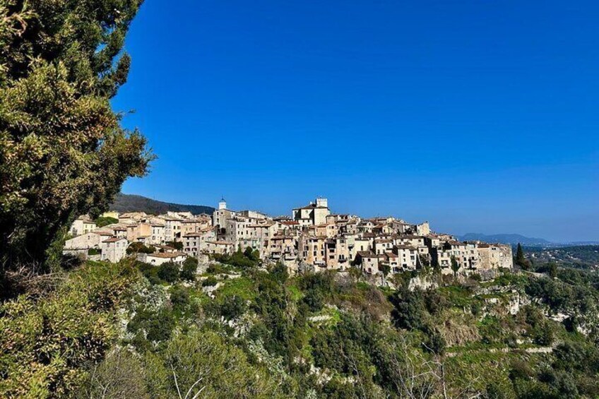 Vue ona medieval village on teh French Riviera 