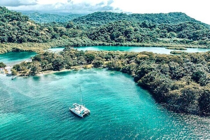 Paseo en catamarán de día completo por las playas del Caribe con esnórquel ...