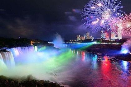 Epic Niagara Falls Private Night Tour w/ Dinner, Boat & Tower