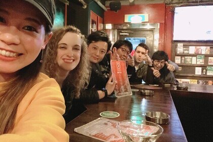 Tour de bebidas y comida por el área de Fukuoka Tenjin con guía local
