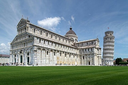 Timed Entrance Leaning Tower Pisa and Cathedral with Audio