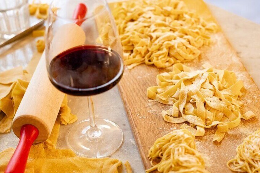 Authentic Pasta and Tiramisu with Unlimited Wine in Florence 