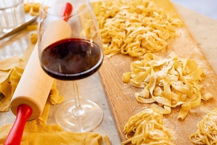 Authentic Pasta and Tiramisu with Unlimited Wine in Florence