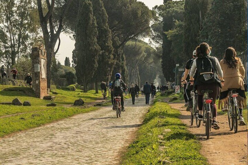 Walking through history by e-bike, along the Via Appia Antica!