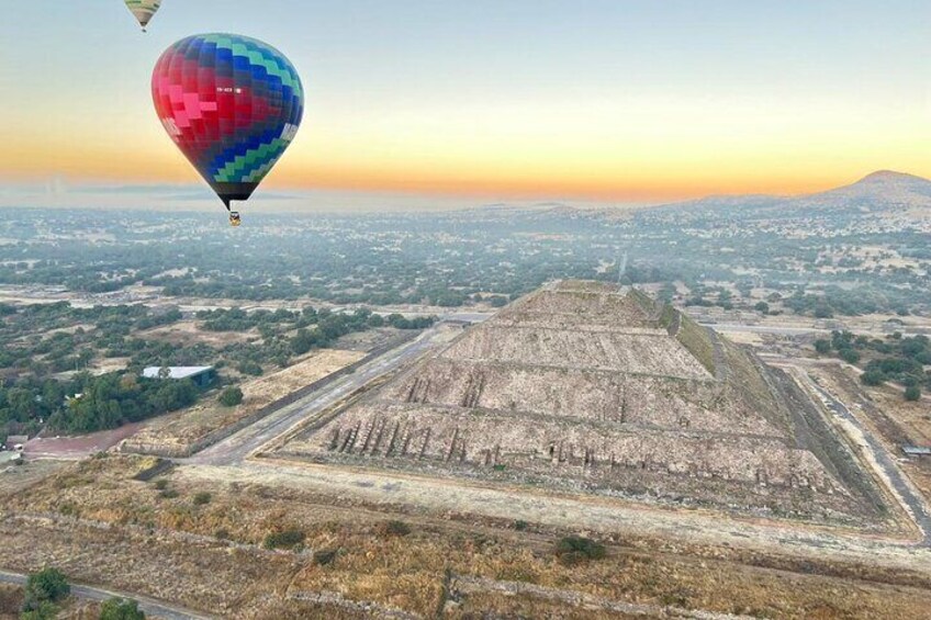 Private Balloon Flight in Teotihuacan with Breakfast in Cavern