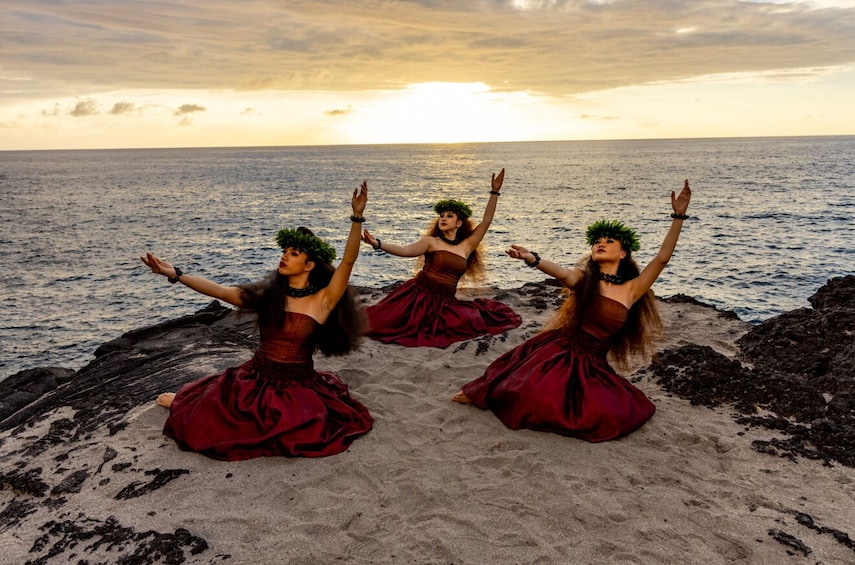 OUTRIGGER Kona Feast & Fire Luau