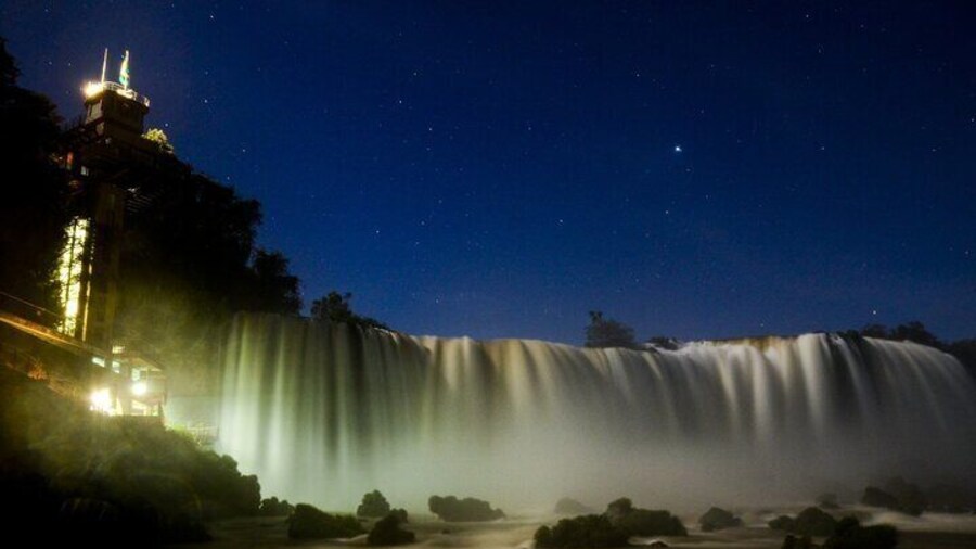 Iguassu Falls: Night Tour with Dinner and Limousine Ride