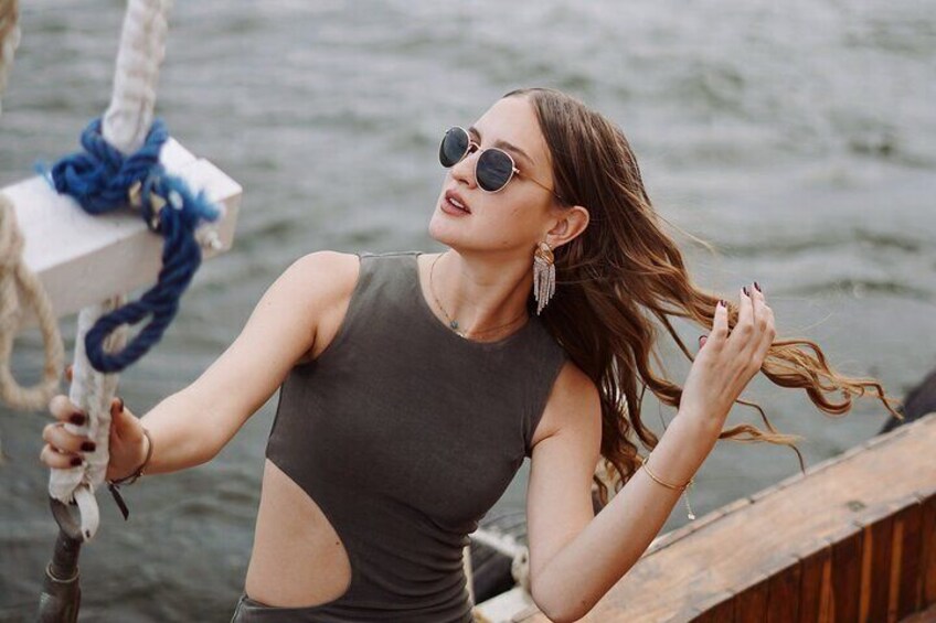 Golden Moments on the Dahabiya ⛵

Sailing the Nile in style! A photoshoot on a Dahabiya captures elegance, serenity, and the timeless beauty of Egypt’s waters.