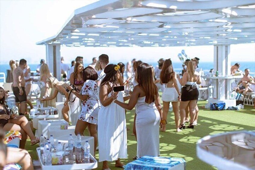 Dubai: Lotus Mega Yacht 3 Hours Dinner Cruise Tickets