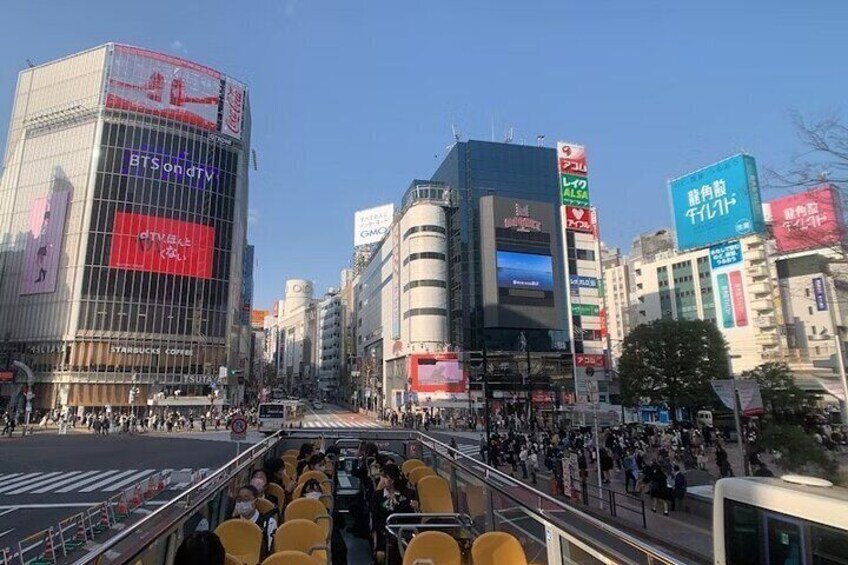 Explore Tokyo in style aboard the Sky Hop double-decker bus!

