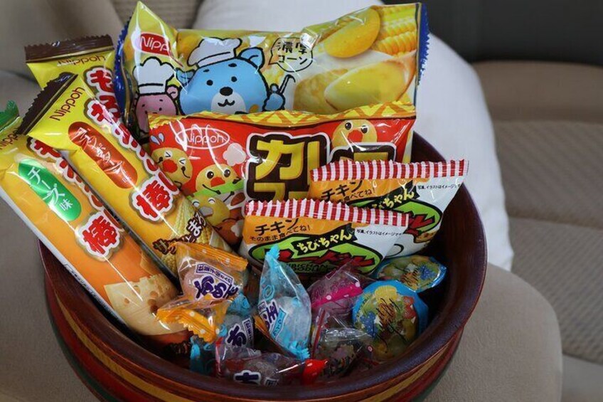 We are welcome with Japanese snacks 