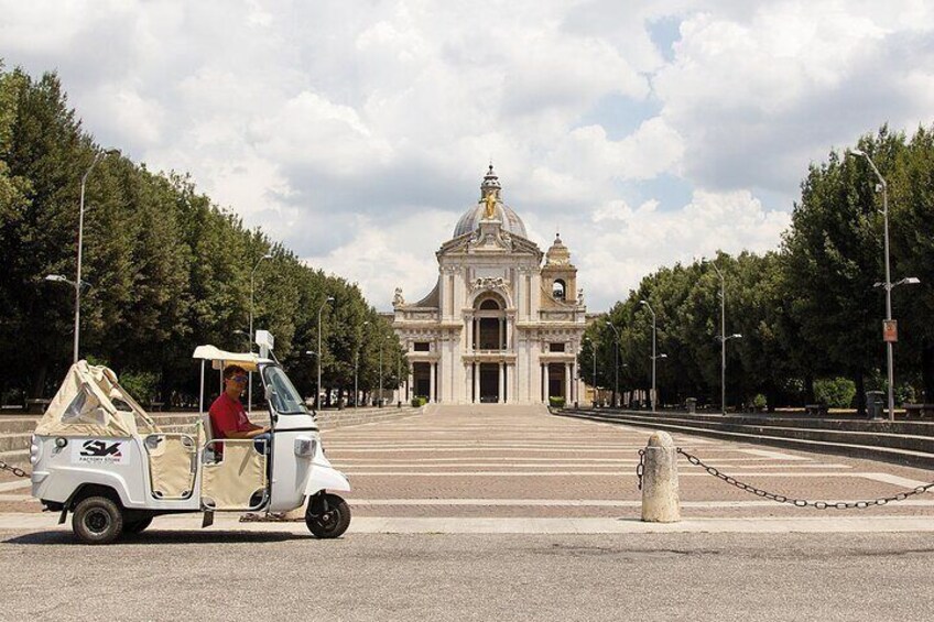 Spello wine tour by tuk tuk in Italian