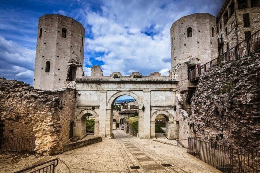 Spello wine tour by tuk tuk in Italian