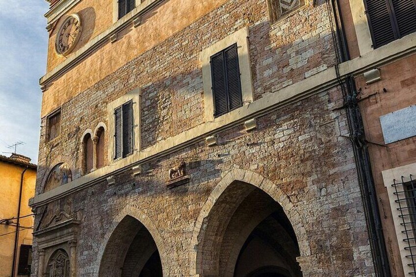 Spello wine tour by tuk tuk in Italian
