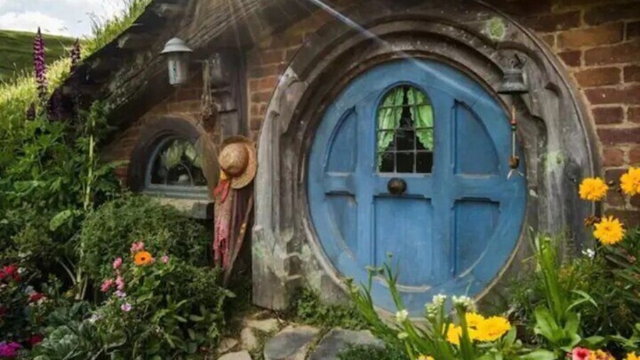 Hobbiton, Waitomo Caves, Blue Spring & Hamilton Garden Day trip