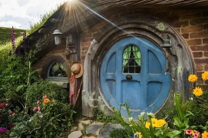 Hobbiton, Waitomo Caves, Blue Spring & Hamilton Garden Day trip