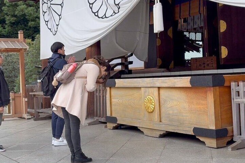  Private Yasukuni Shrine Walking Tour in Tokyo