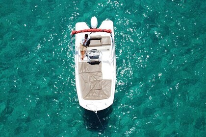 Ontdek Ibiza per boot zonder vaarbewijs. Blader op uw eigen tempo