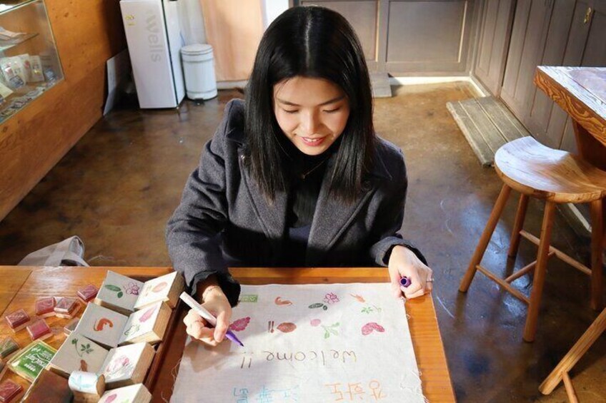 Experience the handkerchief stamping in Sochang Experience Center!