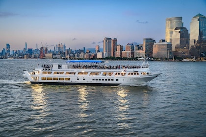NYC: DJ-, dans- och livemusikshow på Grand Mariner