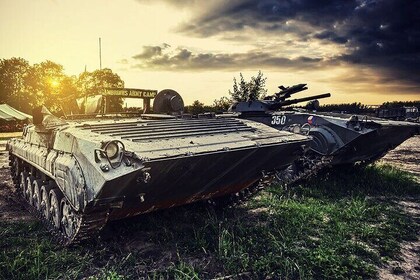 Conducción de tanques de experiencia militar y tiroteo en AK 47