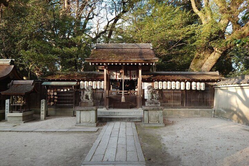 this is the Munakata Shrine(宗像神社) in the Emperor palace.
it was built in 795 as a guardian of Kyoto city.
and now guard South-West corner of the palace.