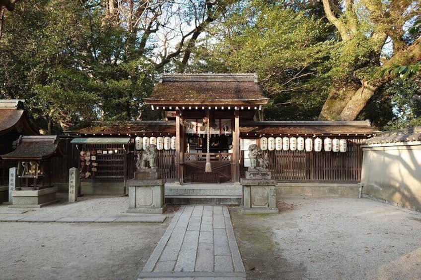 this is the Munakata Shrine(宗像神社) in the Emperor palace.
it was built in 795 as a guardian of Kyoto city.
and now guard South-West corner of the palace.