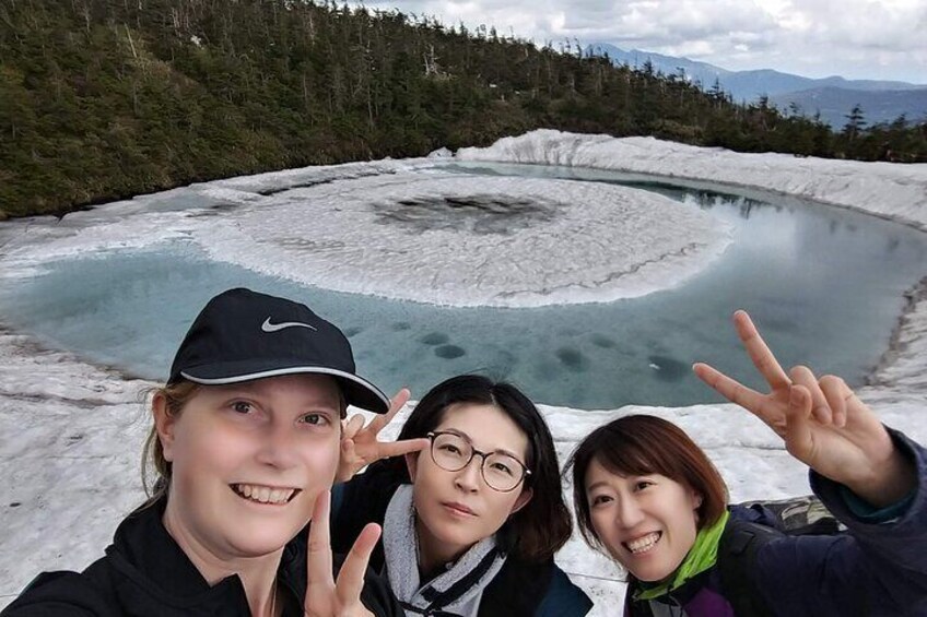 Dragon Eye, a natural phenomenon formed as snow begins to melt on the summit pond！