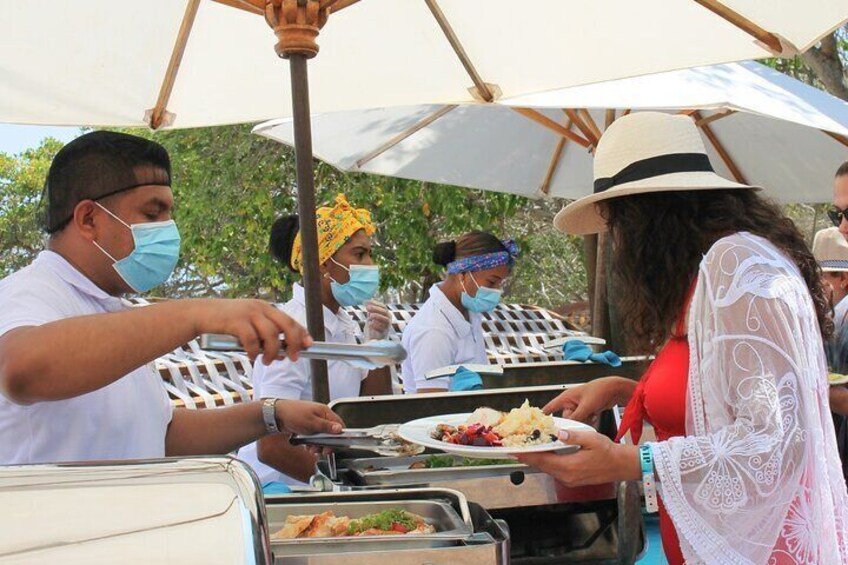 Private Beach and Full Food Tour to Charm Island