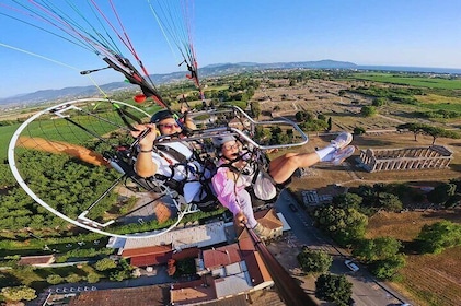 Aangedreven paragliding over de tempels vanuit Paestum 