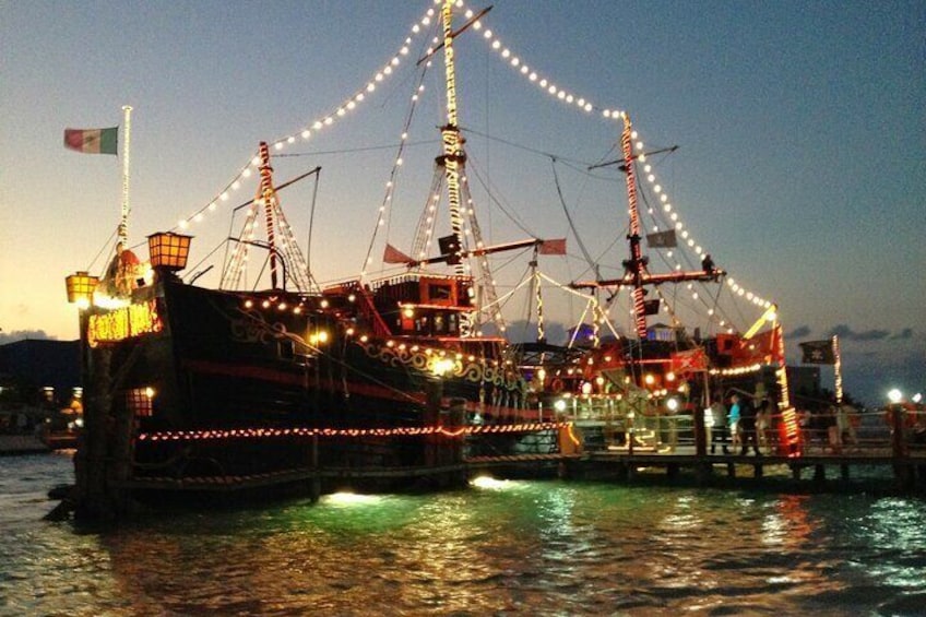 Dinner and show pirate night with Hook in Cancun