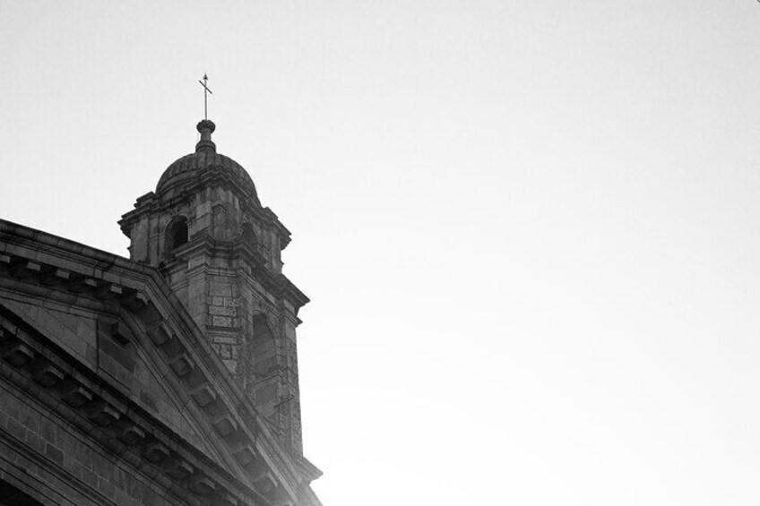 History and tradition in the heart of Vigo. The Cathedral of Santa Maria, with its imposing neoclassical facade, is a symbol of the city and home to the Christ of Victory.