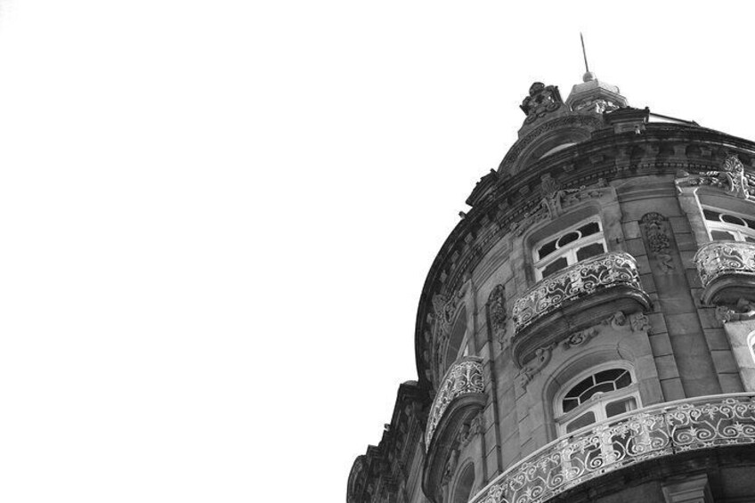 Pure style in the heart of Vigo. The El Moderno Building blends history and avant-garde with its elegant facade and unique details. A classic that continues to set trends in the city.