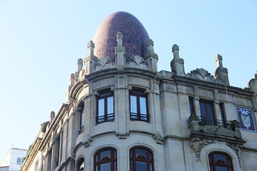 Vigo icon and pure elegance. The Mulder Building attracts attention with its glass galleries and facade full of details. A corner with history in the center.