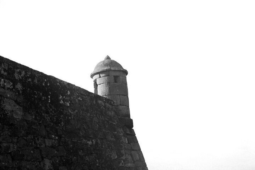 History with sea views. The Castle of San Sebastián, witness to battles and legends, stands on the estuary with its imposing presence.