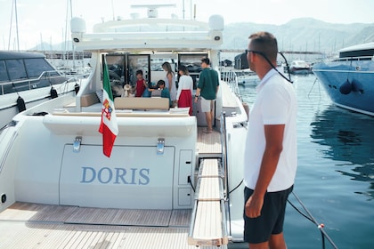 Esperienza VIP in barca a Capri: Crociera privata, nuoto e bagni di sole