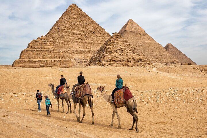 Day Trip to Giza Pyramids, Egyptian Museum & lunch from Hurghada